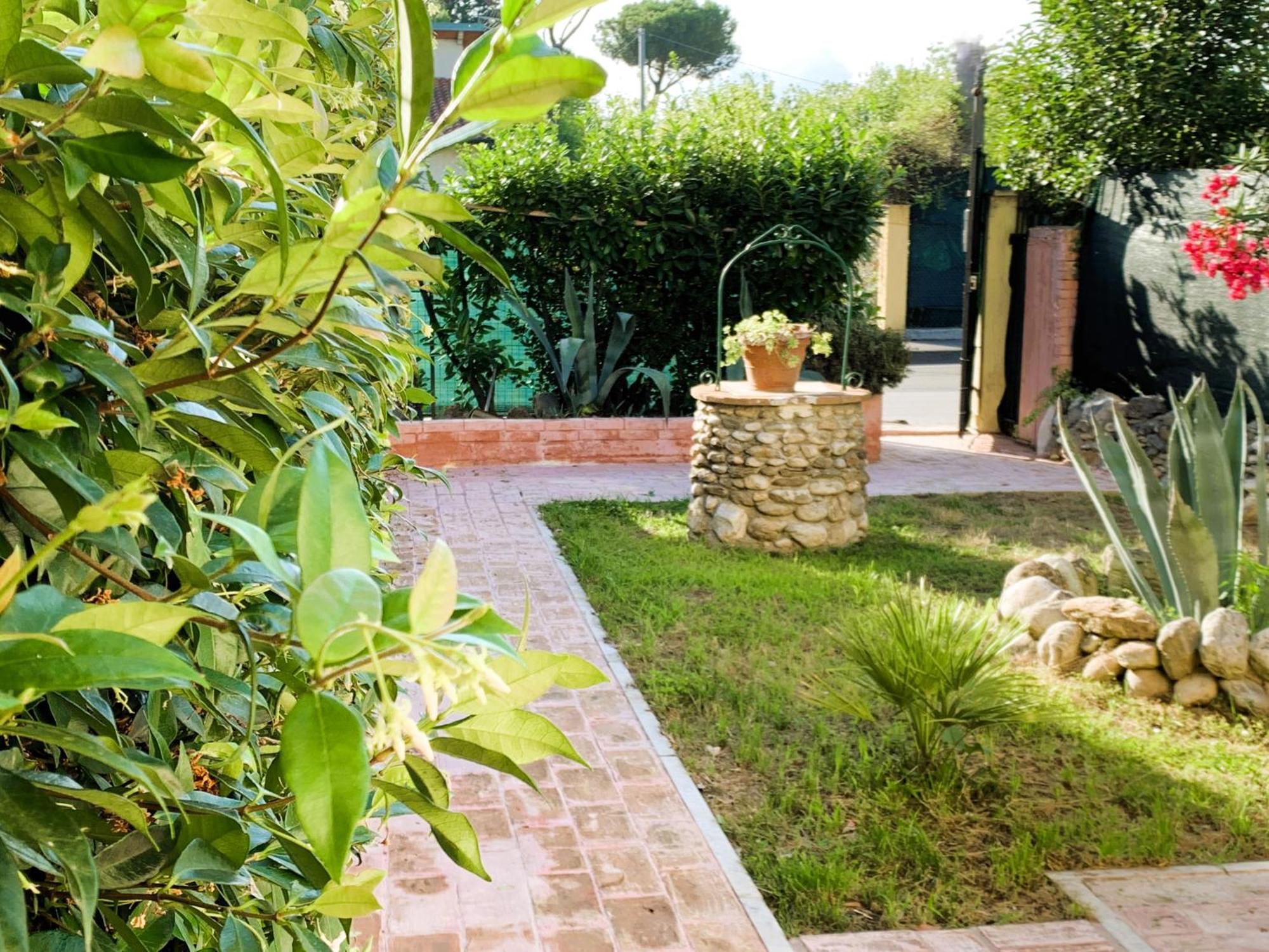 Sunny Apartment Marina di Massa Exterior photo